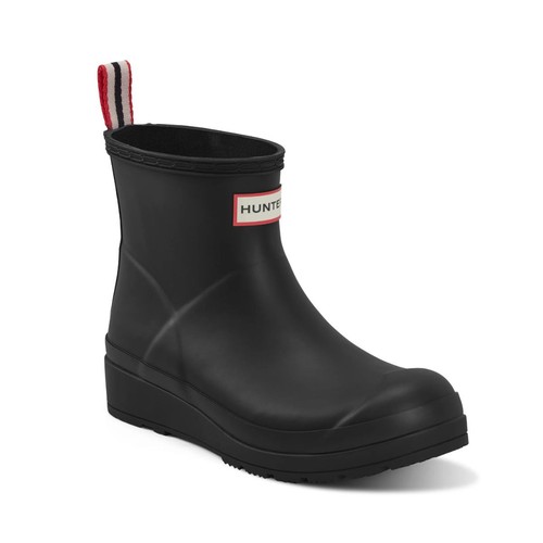Hunter women play - play, rain